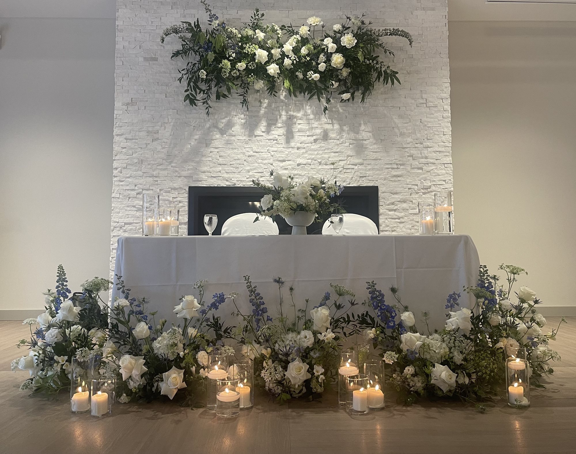 Head_table_flowers_and_candles