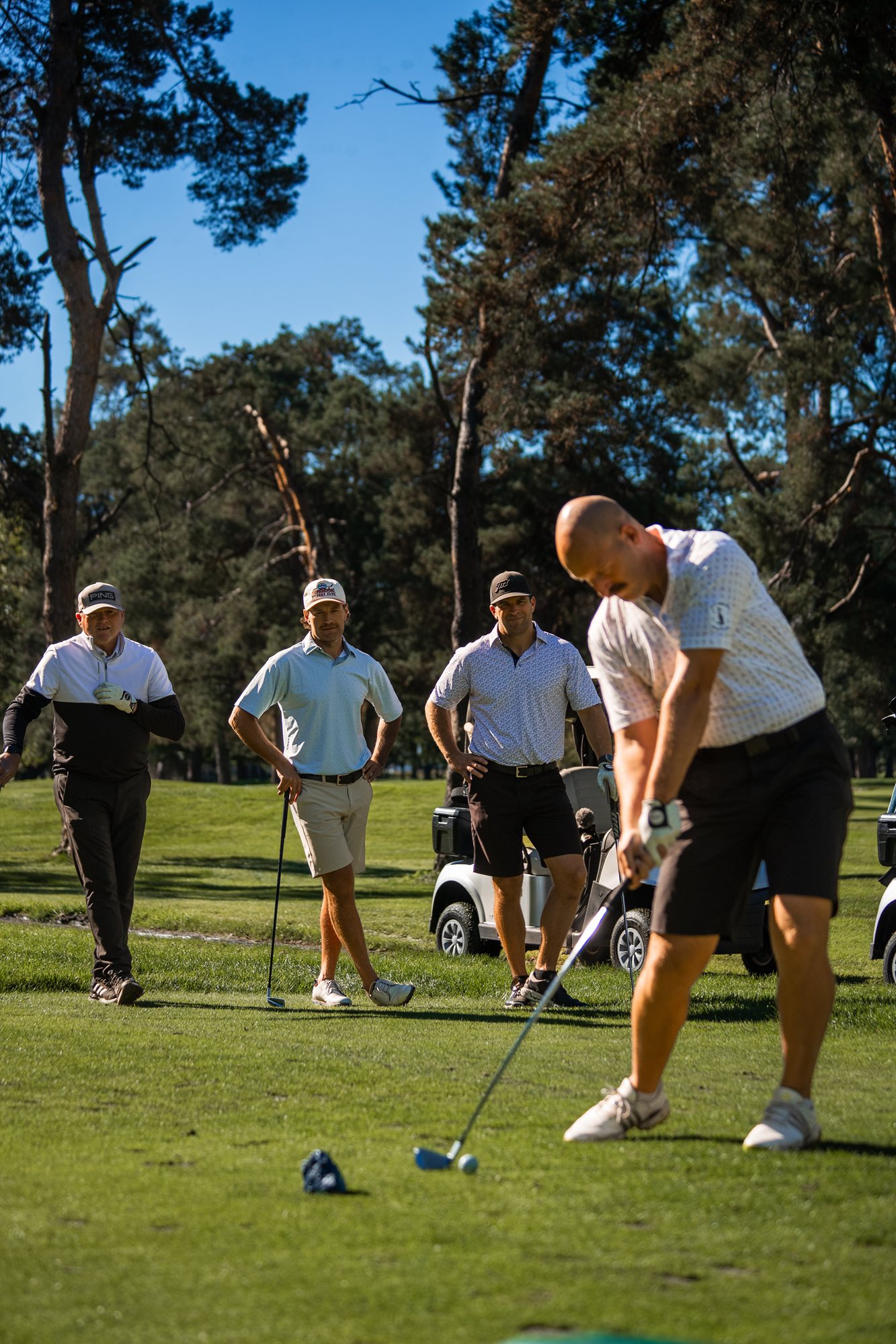 Golfers_watching_Teeshoot_2