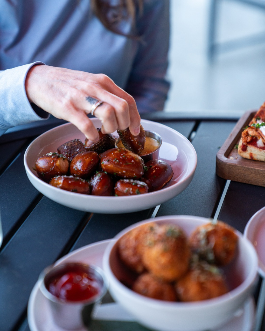 the-finger-food-with-dipping-sauce-Pitt-Meadows-Golf-Club